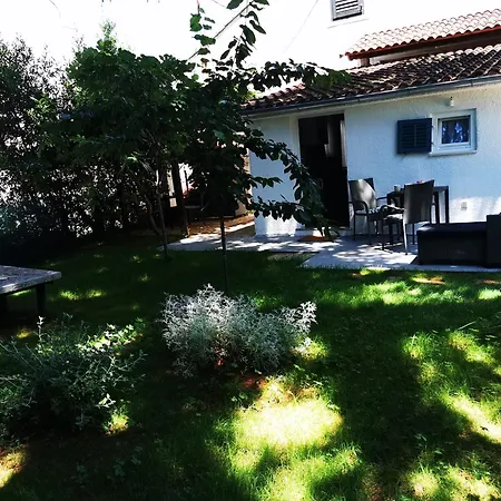 Apartment With Garden In The City Center Pula